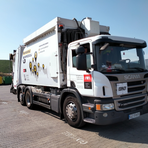Śmieciarka Scania P320 na terenie zakładu, z widocznym logo i hasłem "Naprawiaj, nie wyrzucaj". W tle kontenery na odpady. Słoneczna pogoda.